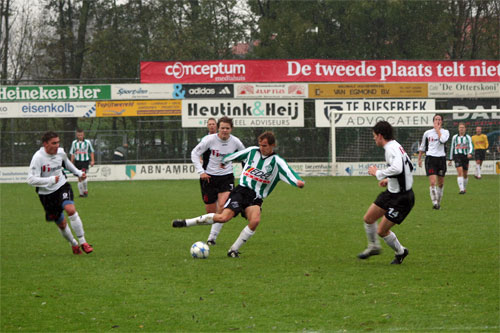 Martijn Jansen tussen drie spelers van SVZW in (Foto Helmich Lubberts)